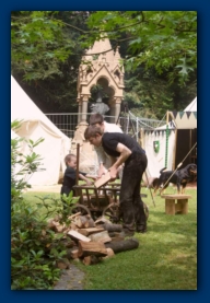 Selbst beim Ausladen will der kleine Jan sich die Arbeit nicht abnehmen lassen