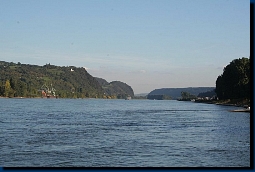 Blick auf das Rheintal mit der Burg Hammerstein