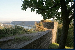 Blick über die Mauer ins Rheintal