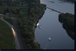 Der Rhein bei einsetzender Dämmerung