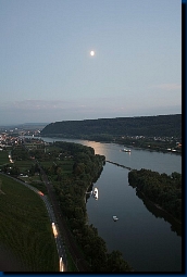 Mond über dem Rhein