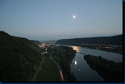 Mehr Mond über dem Rhein