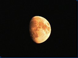 Der Mond alleine