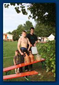 Die Knappen holen frisches Wasser