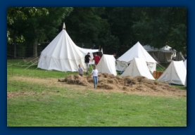 Man beachte den englischen Baustil im Hintergrund