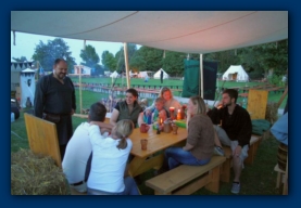 Gemütliches Beisammensitzen nach dem Aufbauen
