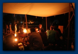 beim Schein des Lagerfeuers