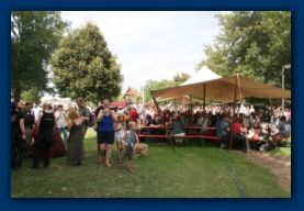 Besuchermassen auf dem Markt
