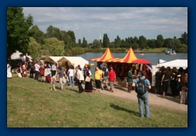 Markt mit See im Hintergrund