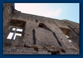 Kaminöffnungen in der Mauer