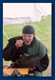 ... und muß aus Normans Helm essen