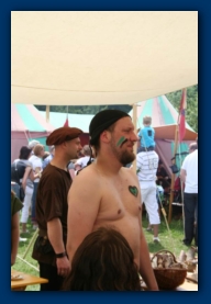 ... legt die Kriegsbemalung an ...